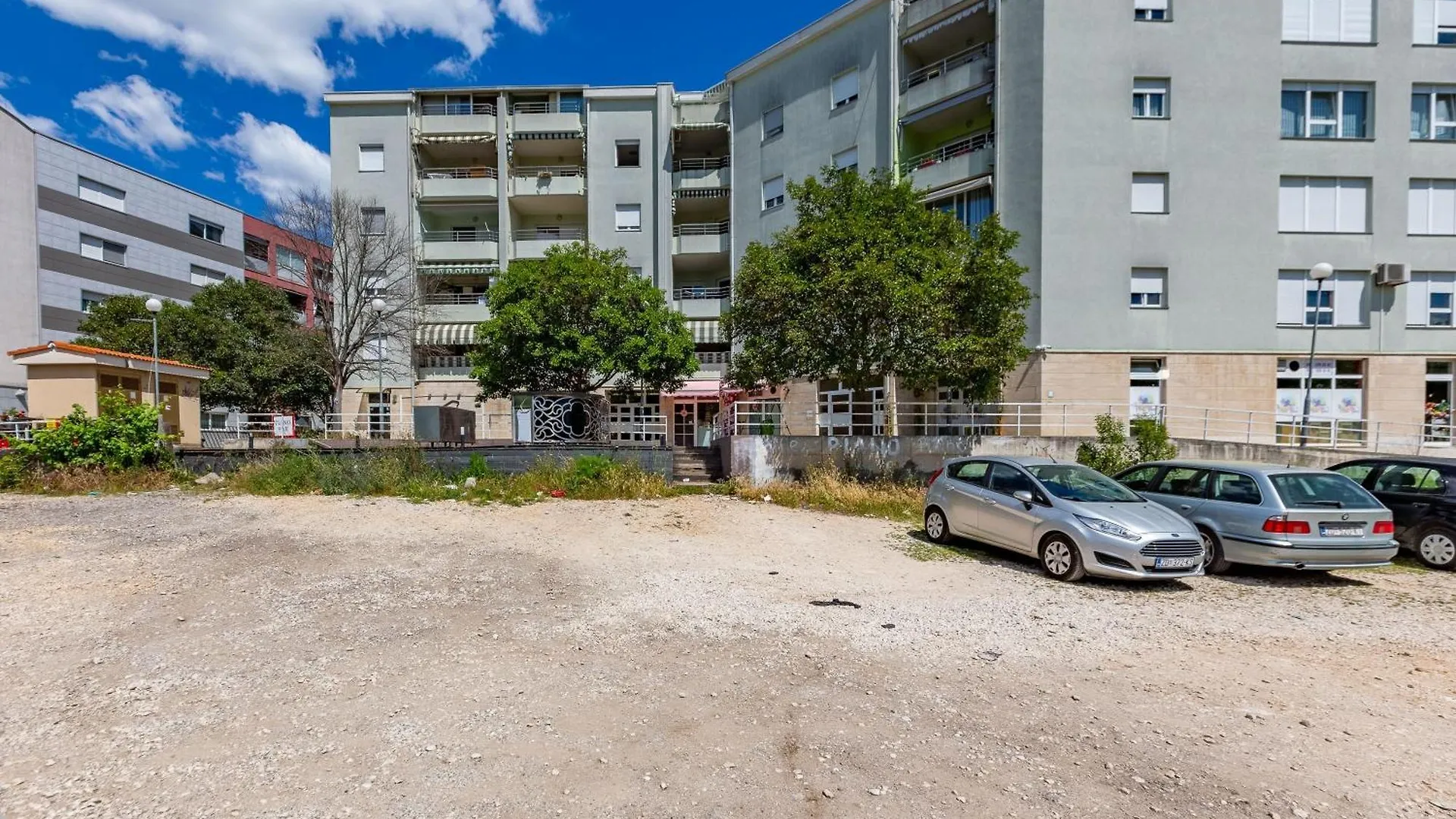 Di Di Taj Apartment With Large Balcony And Bbq زادار