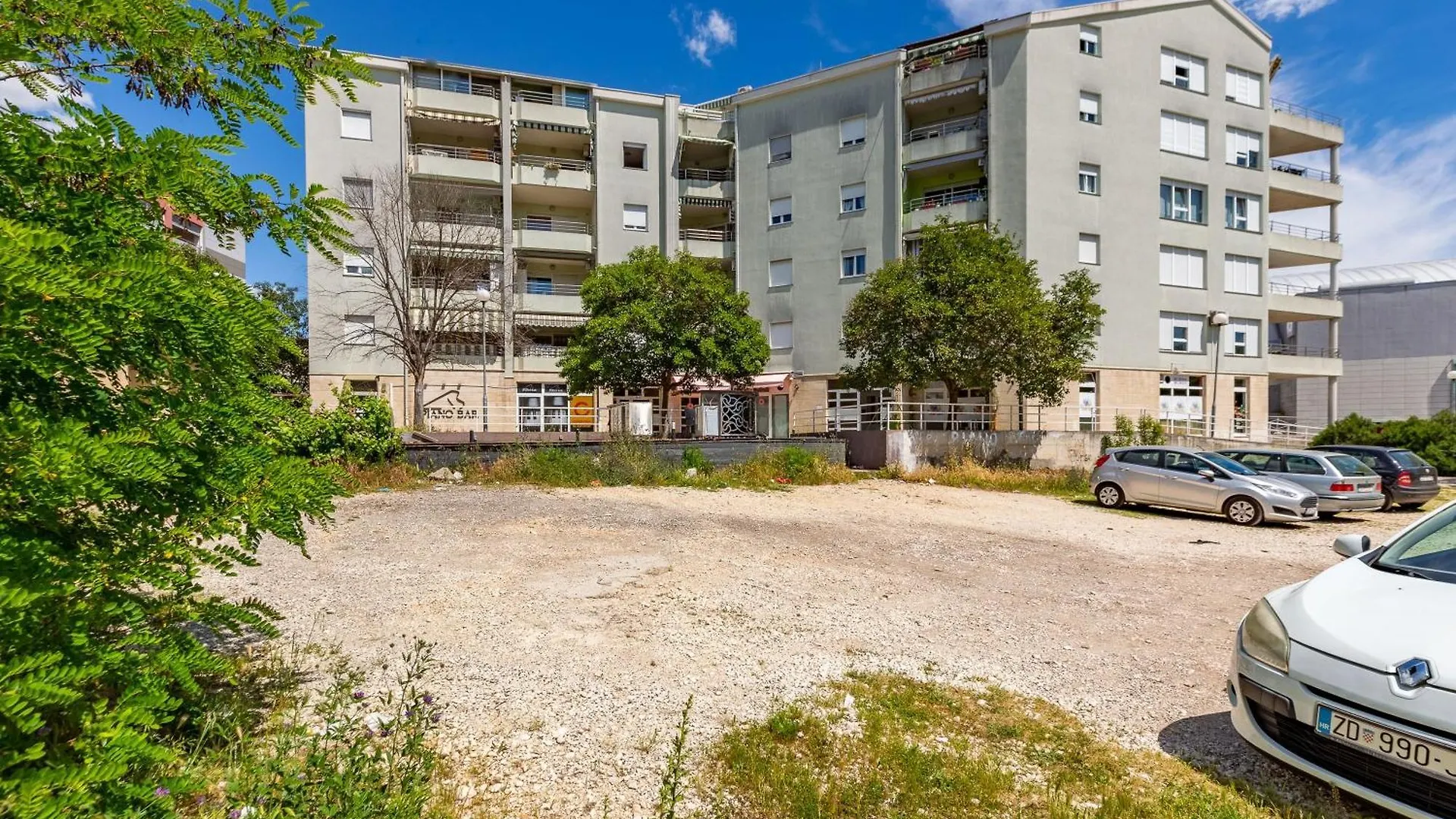 Di Di Taj Apartment With Large Balcony And Bbq زادار